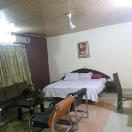 Room In Lodge - Clen-Phil Hotels And Suite Port Harcourt Bagian luar foto