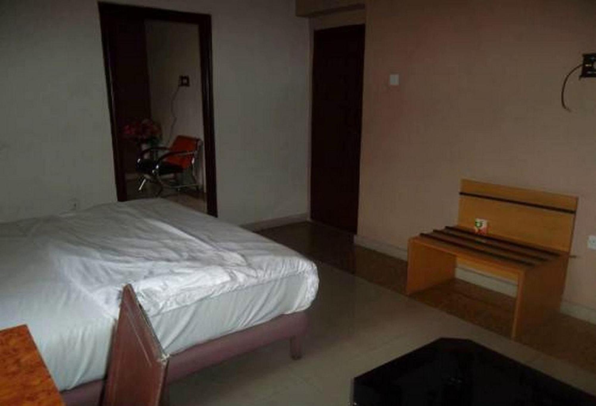 Room In Lodge - Clen-Phil Hotels And Suite Port Harcourt Bagian luar foto
