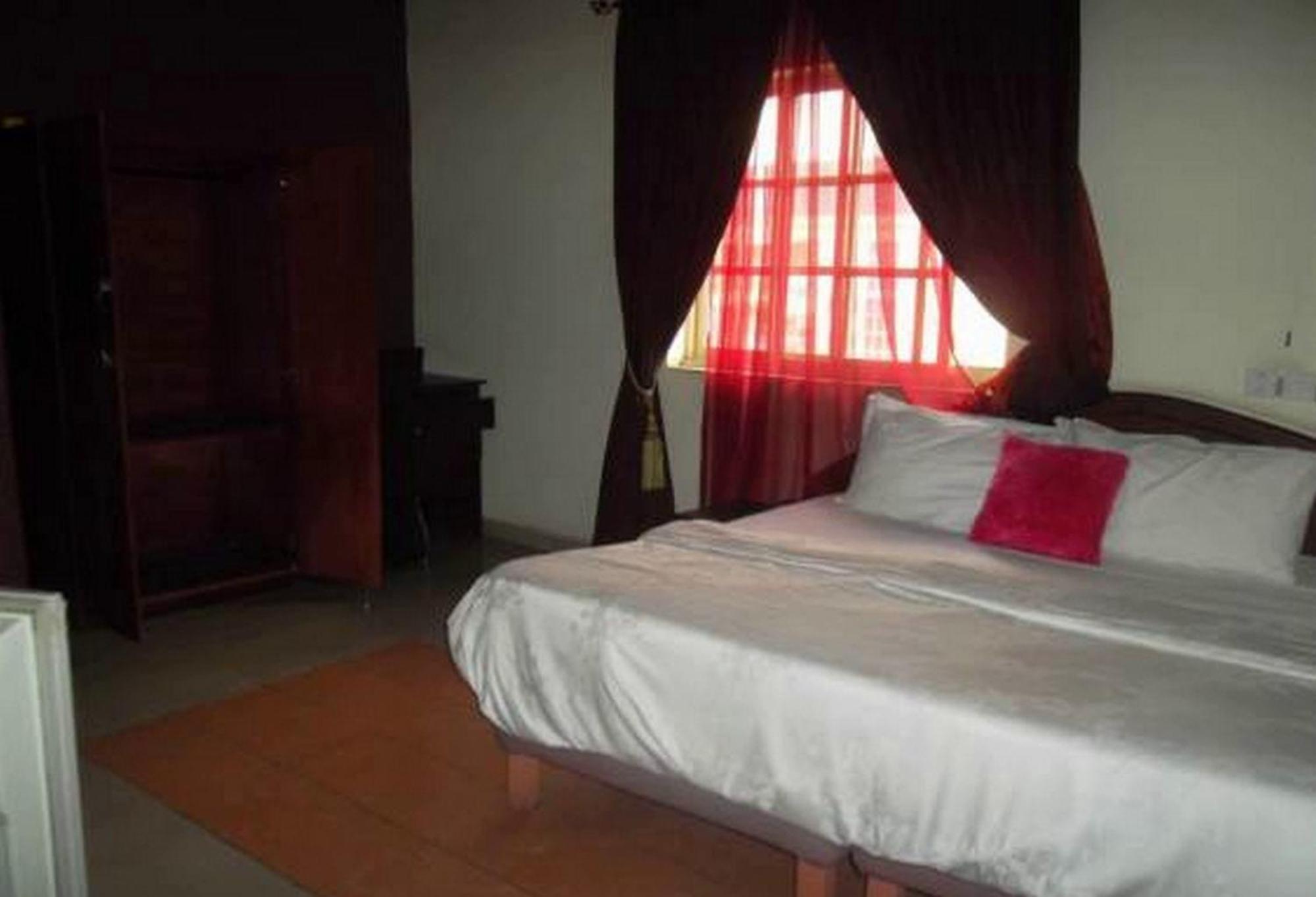 Room In Lodge - Clen-Phil Hotels And Suite Port Harcourt Bagian luar foto