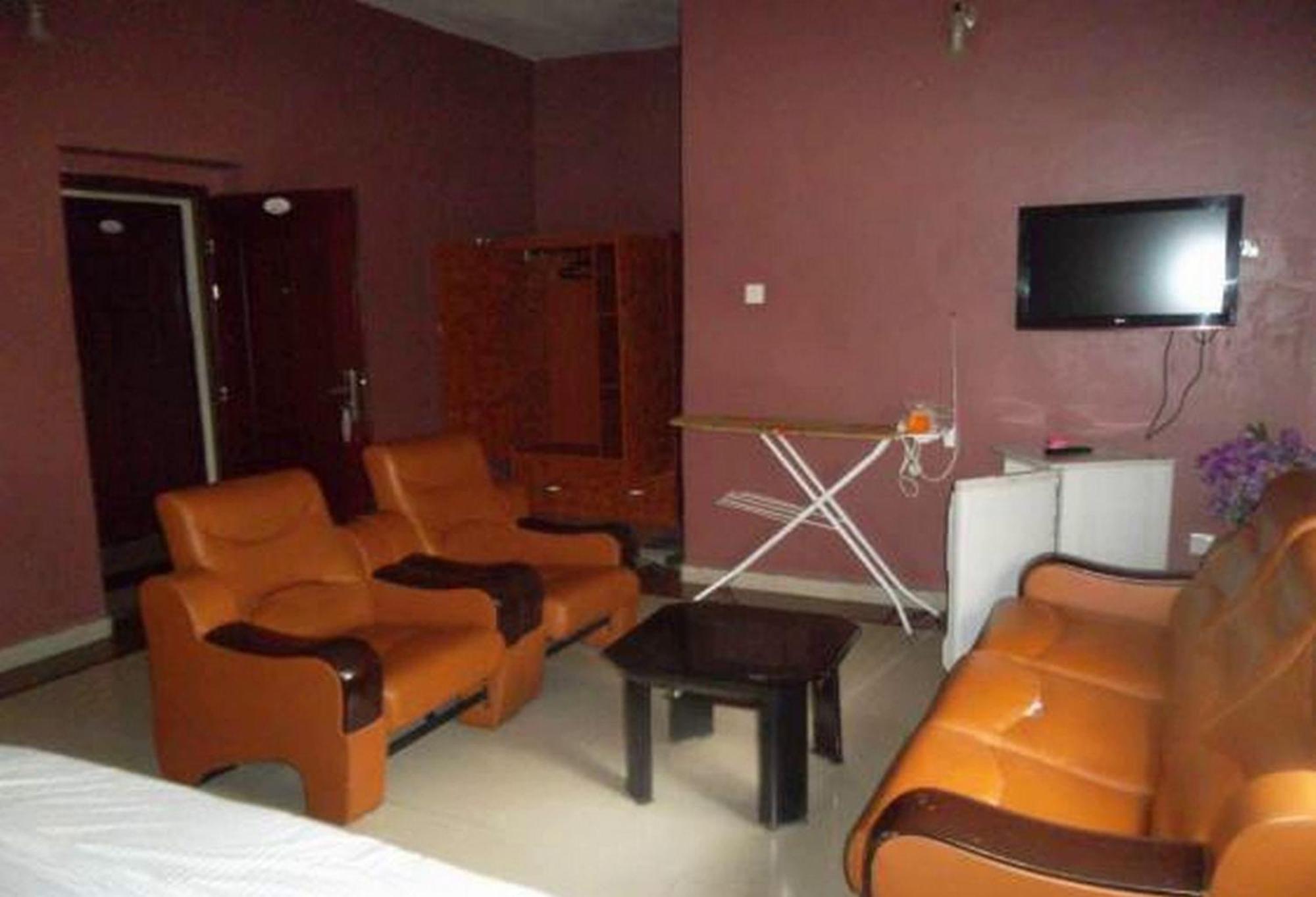 Room In Lodge - Clen-Phil Hotels And Suite Port Harcourt Bagian luar foto