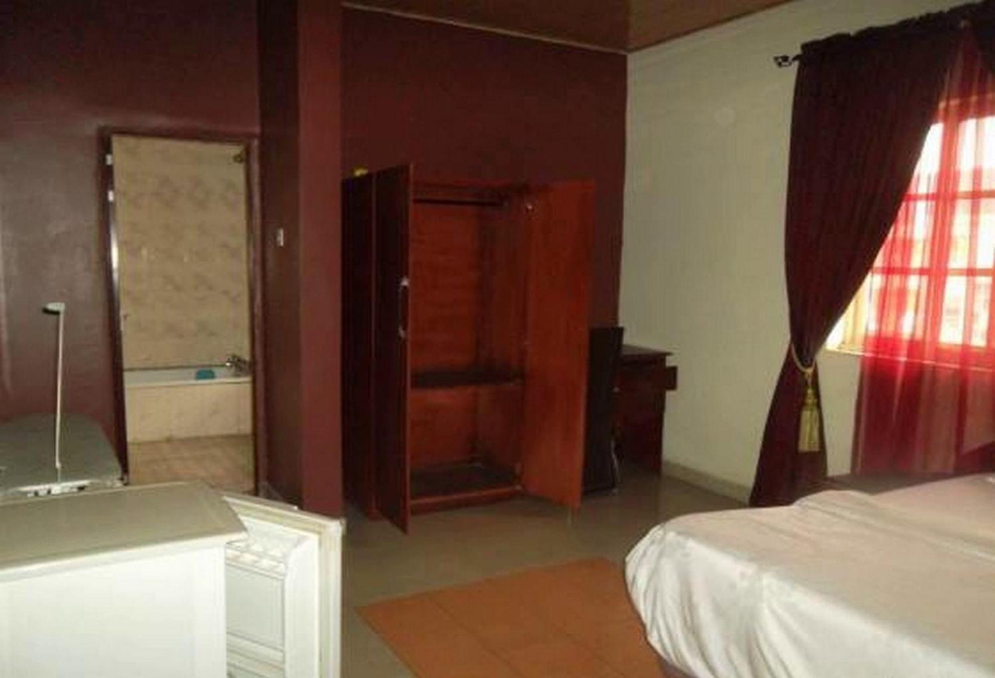 Room In Lodge - Clen-Phil Hotels And Suite Port Harcourt Bagian luar foto