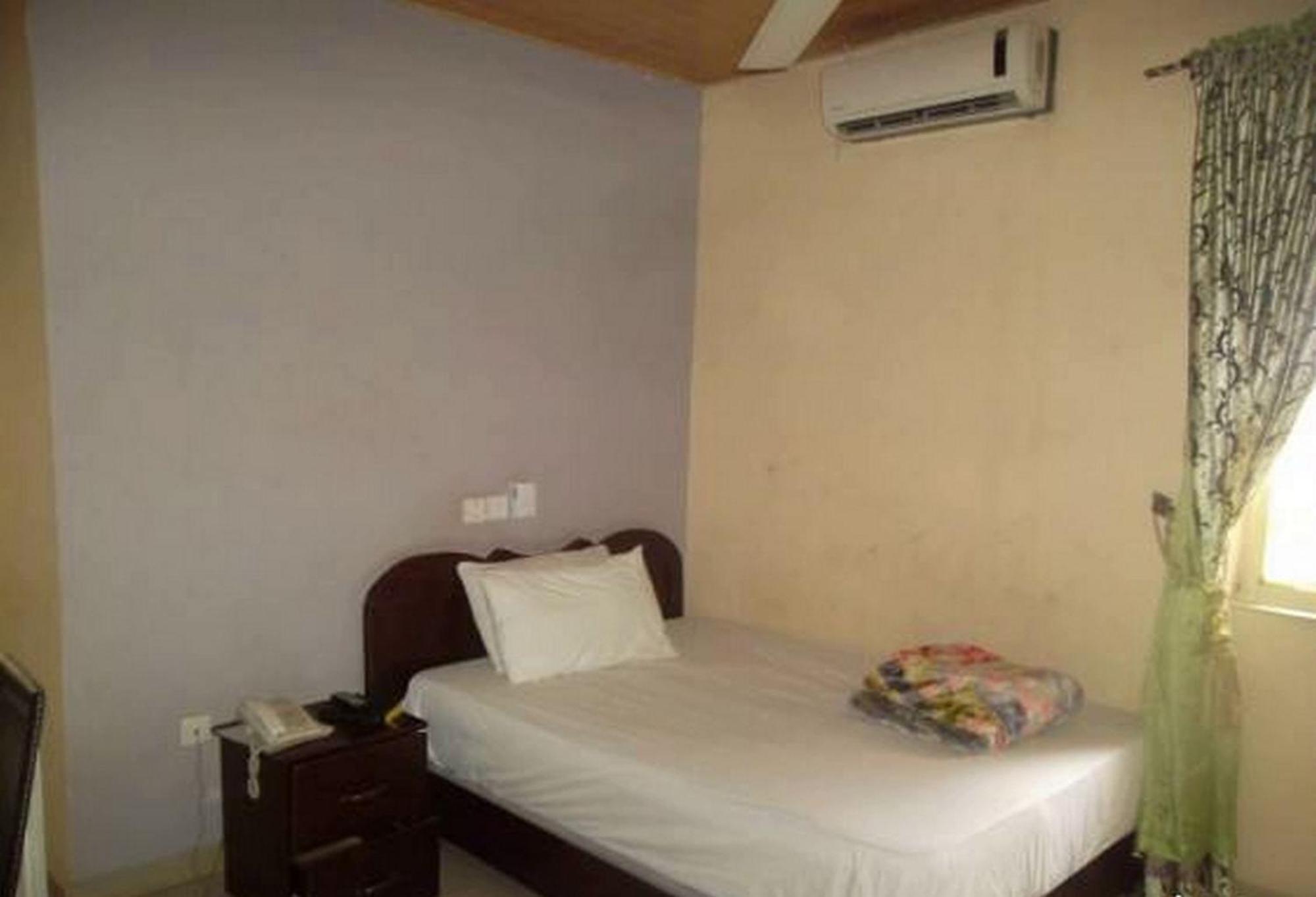 Room In Lodge - Clen-Phil Hotels And Suite Port Harcourt Bagian luar foto